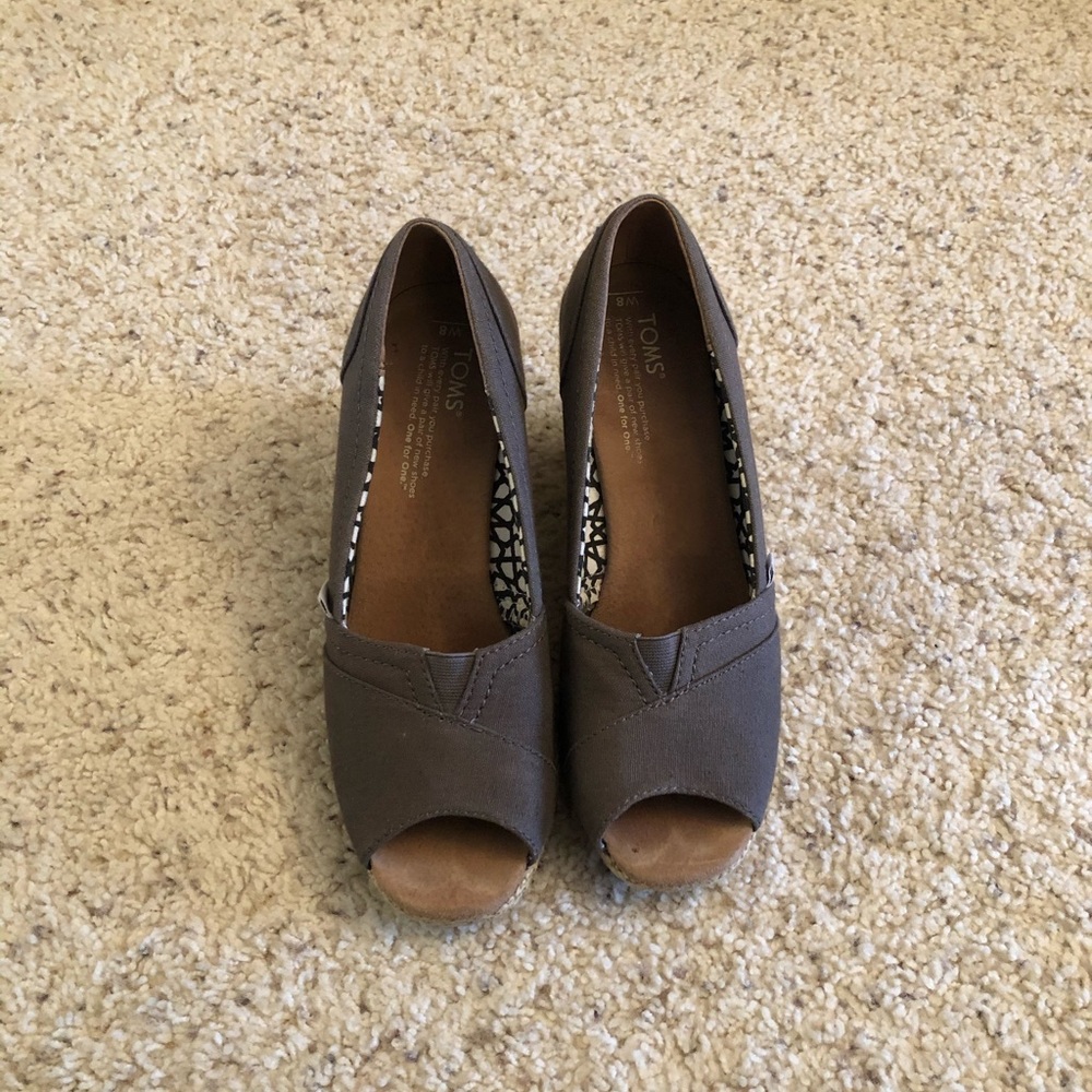TOMS size 8 charcoal gray wedges